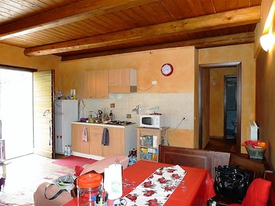 Apartment with private garden and shared swimming pool 1 km from the center