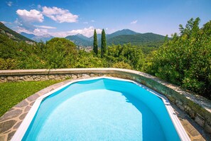 Piscina con vista sulle montagne