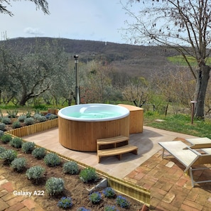 Outdoor spa tub