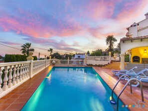Holiday rental villa with pool in a cosy urbanisation