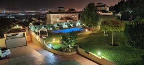 Vista nocturna zona piscina