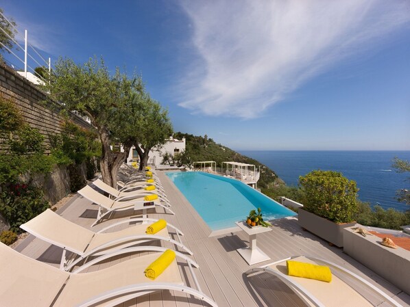 Large & charming villa with sea views and private pool near Sorrento & Positano