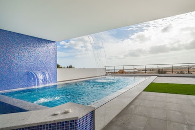 Amazing Villa with a Jacuzzi, Sauna, Turkish Bath, heated pool and great view