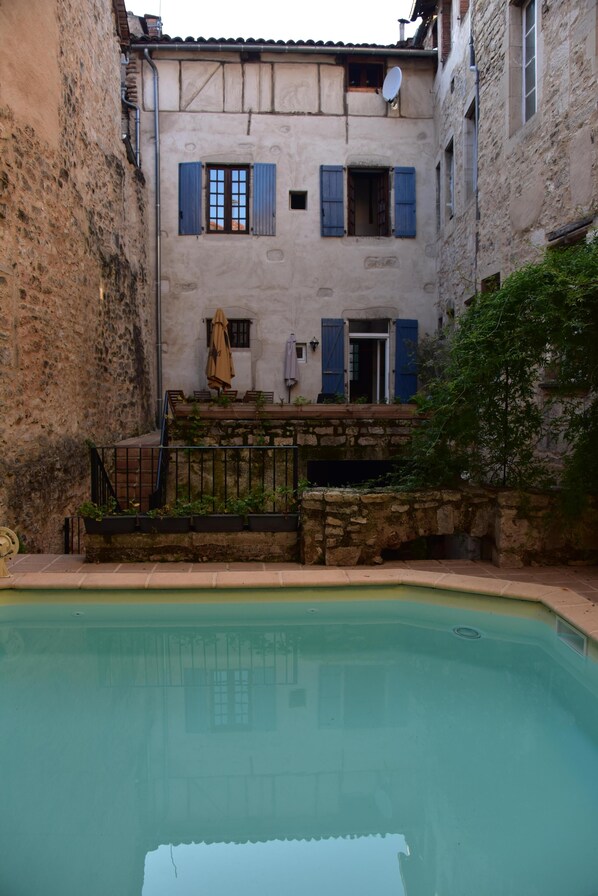Facing the terrace with dining table and patio furniture.