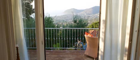 Blick auf die Terrasse mit Meerblick