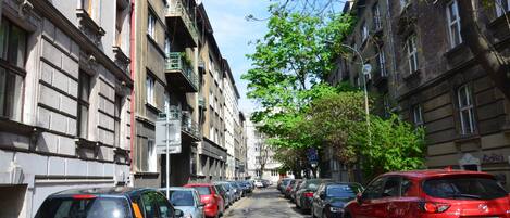 La rue dans laquelle se trouve l'appartement (Rue Pawlikowskiego)