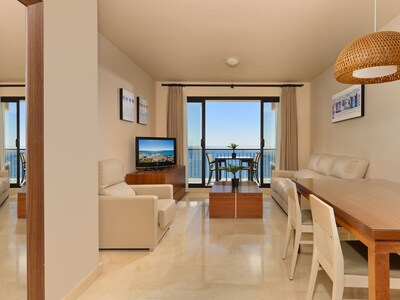 Stunning 2 bedrooms apartment front sea view