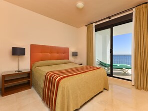 Large main bedroom with direct access to the terrace