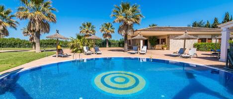 Finca moderne avec piscine et aire de jeux pour enfants à Majorque 