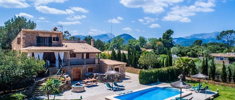 Finca in Pollensa with swimming pool and barbecue