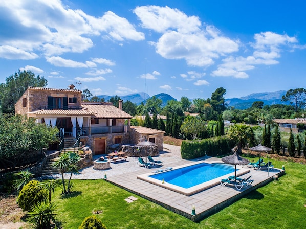 Finca in Pollensa with swimming pool and barbecue