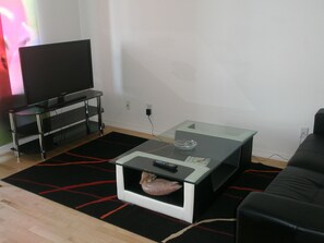 Living Room with HDTV and Wireless High Speed Internet