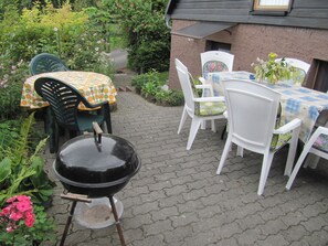 Terrasse mit Grill und Feuerkorb