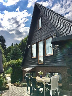 Rückansicht mit Terrasse