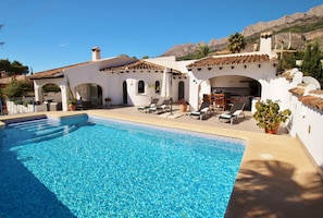 Terrasse mit Pool und Grillküche auf der oberen Etage