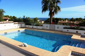 Pool mit Meerblick