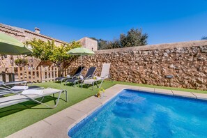 Holidays in Majorca in rustic finca with swimming pool