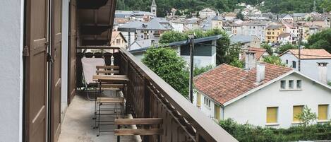 balcon privée avec salon de jardin et chiliennes