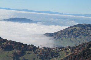 Depuis le train vers les Rochers-de-Naye - brumes au dessus de Lac Léman