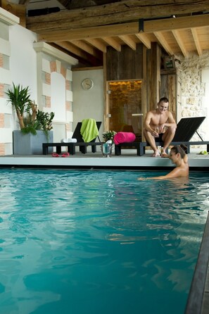 Un espace bien-être privatisé : Piscine intérieure chauffée Spa, Sauna, Hammam