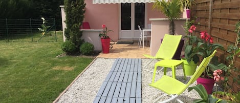 STUDIO DE PLEIN PIED TRÈS AGRÉABLE AVEC SA TERRASSE ET SON PETIT JARDIN ! 