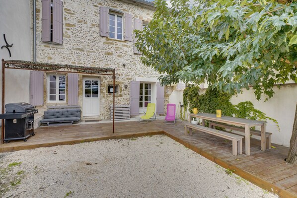 Mas de la Garance, sa cour et ses terrasses.
