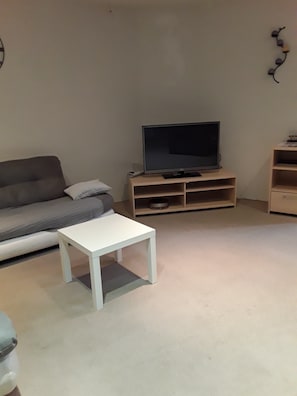 grand salon avec écran plat