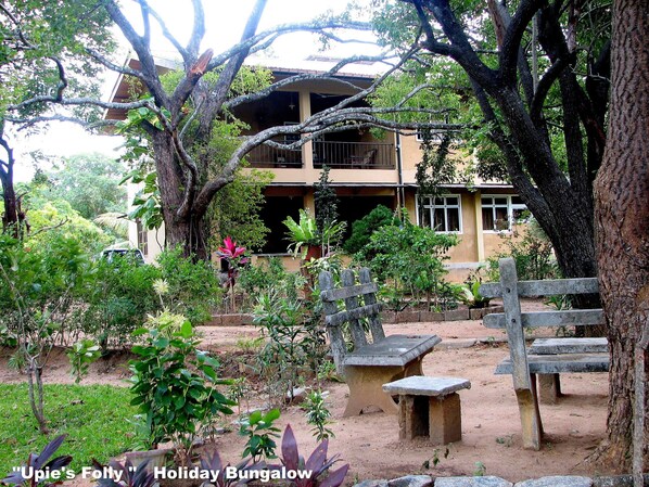 "Upie's Folly" Holiday Bungalow with Rooms to Let