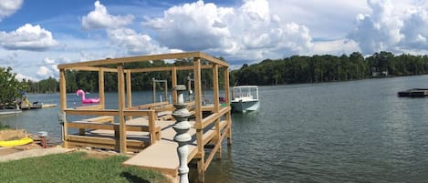 Private dock, with floater to tie up a boat