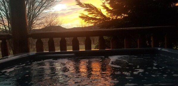 Outdoor spa tub