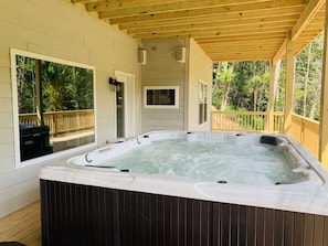 10 person Hot Tub, with outdoor TV and speakers_3rd Level Deck