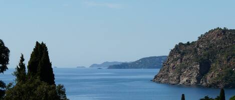 Breathtaking views out to Canadel bay, Cap Nègre and Porquerolles island
