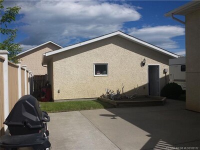 Spacious fully furnished home in Pincher Creek - up to 14 people  comfortably!