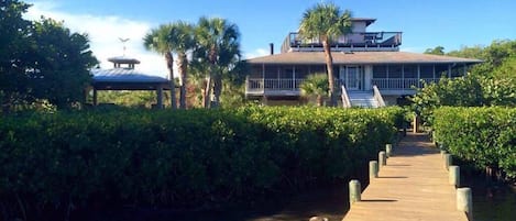 Bayfront with private dock, private path to beach, kayaks & bonus amenities