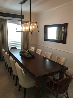 10 seats dining table