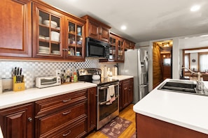 fully stocked eat-in kitchen 