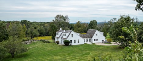 Painter Ridge Farm House - Best Roxbury Celebrity, Artist, Writer Neighborhood