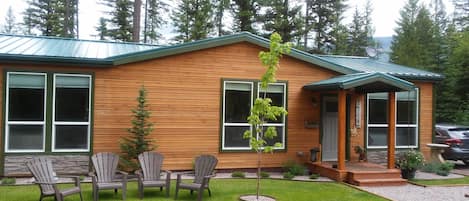 Black Bear Cabin
Check our other lodging selections at beargrasslodging.co