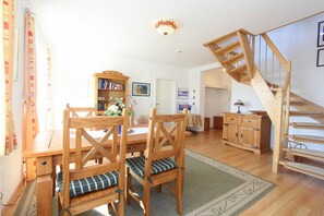 Essbereich mit Treppe ins OG