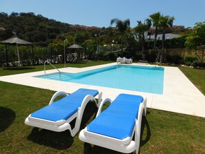 Pool with free sunlounges