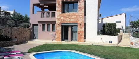 THE VIEW OF THE VILLA FROM THE POOL