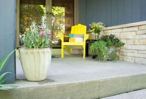 Front door entrance — 2 steps to entry.