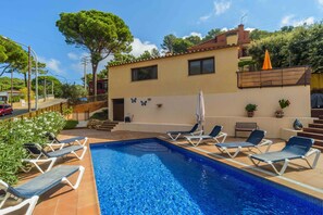 Spacious pool terrace