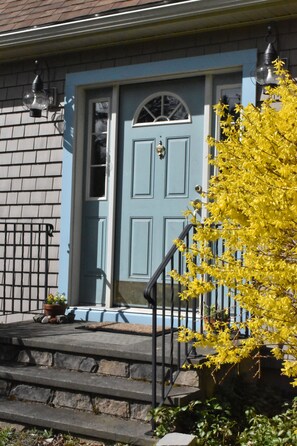 Formal front entryway offers convenience for moving baggage to all bedrooms. 