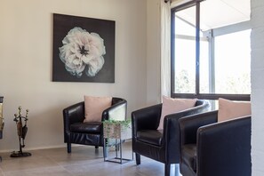 Hunter Gleann Homestead- Chillout space with TV and fireplace.