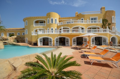 Villa Estrella, 14 pax, 2 piscinas, gimnasio, barbacoa, bodega, vistas al mar