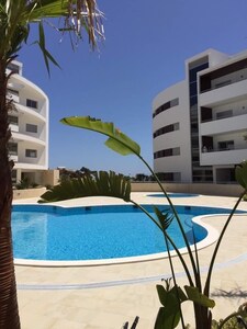 Hermoso apartamento en planta baja de 2 dormitorios a minutos del golf de la playa y Lagos T1 + 1