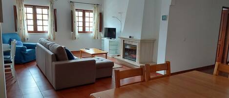 Sala com lareira e zona de refeições