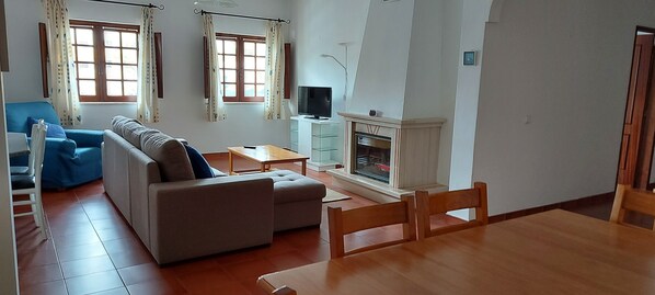 Sala com lareira e zona de refeições