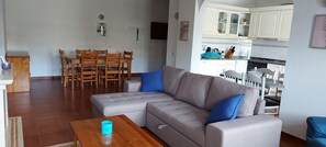 Sala de estar, refeições e cozinha
